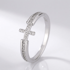 BAGUE ÉLÉGANTE AVEC CRUCIFIXE ET PIERRES DE ZIRCONIUM