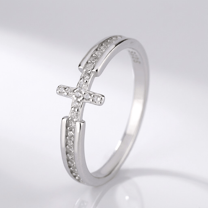 BAGUE ÉLÉGANTE AVEC CRUCIFIXE ET PIERRES DE ZIRCONIUM