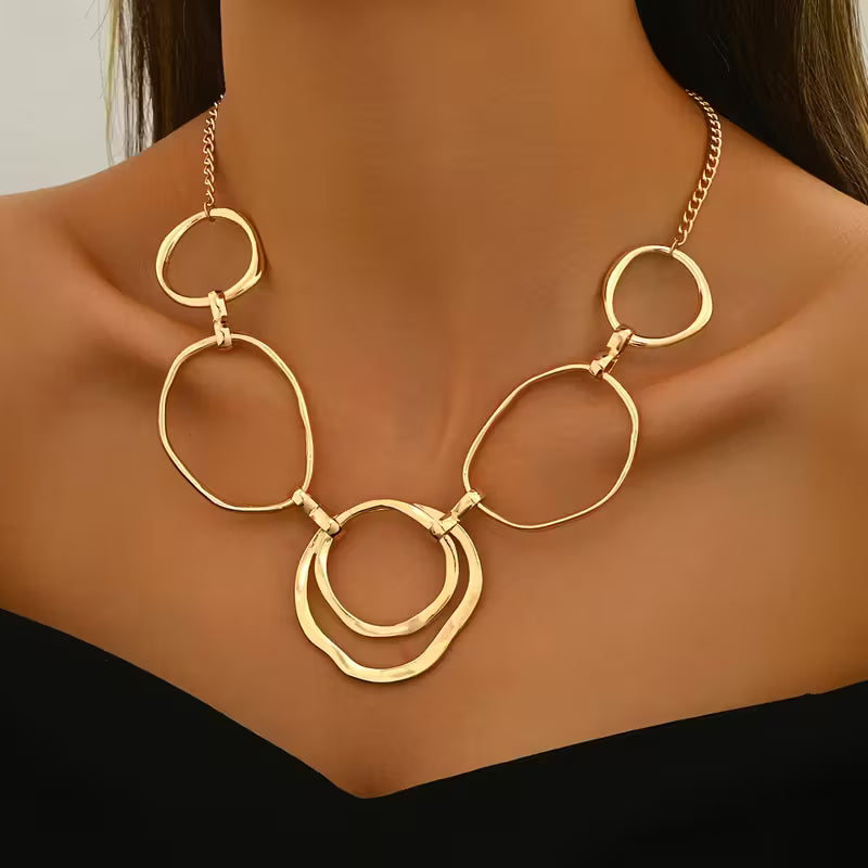 Collier avec pendentif inspiré de l'élégance vintage