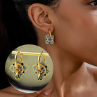 Boucles d'oreilles vernies de style vintage avec une touche sophistiquée