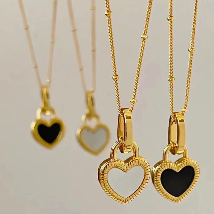 Collier avec pendentif en forme de cœur noir et blanc en or