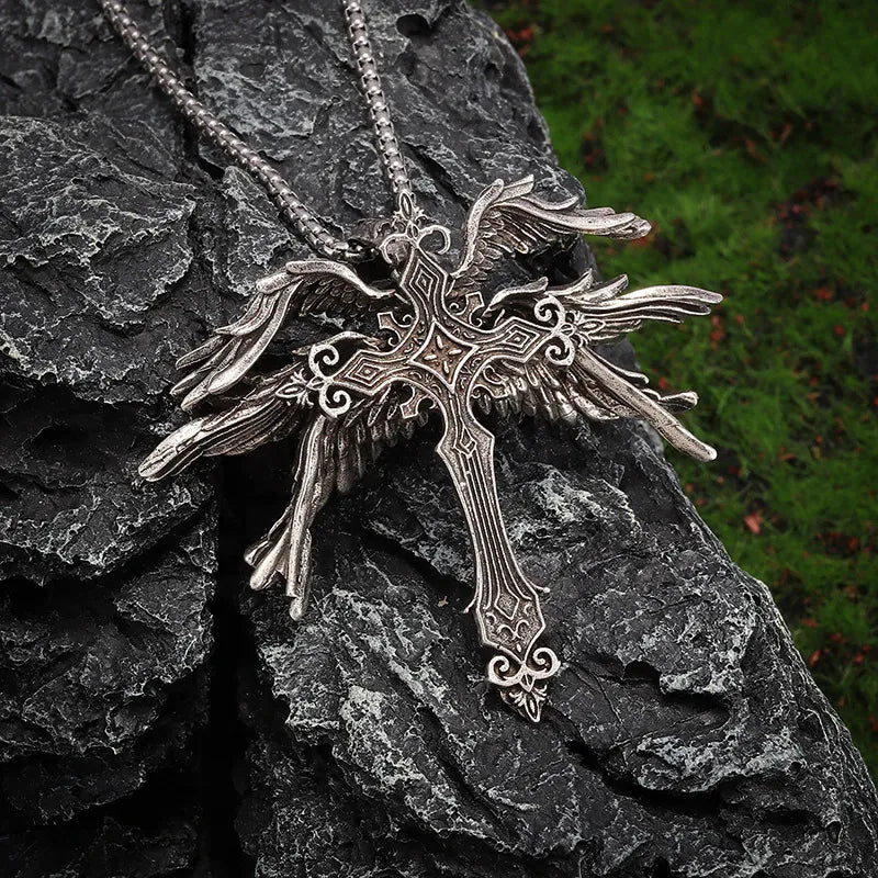 Collier avec pendentif en forme de croix avec un ange à six ailes
