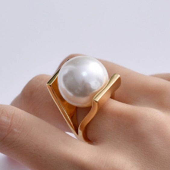 Bague en or avec incrustations vintage de perles