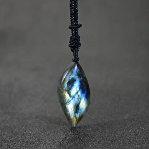 Collier en pierre lunaire magique