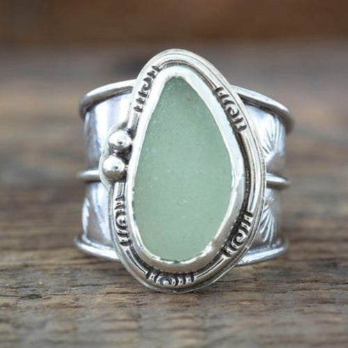 Bague vintage avec incrustation de pierre lunaire verte