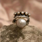 Bague vintage avec couronne en argent et perles