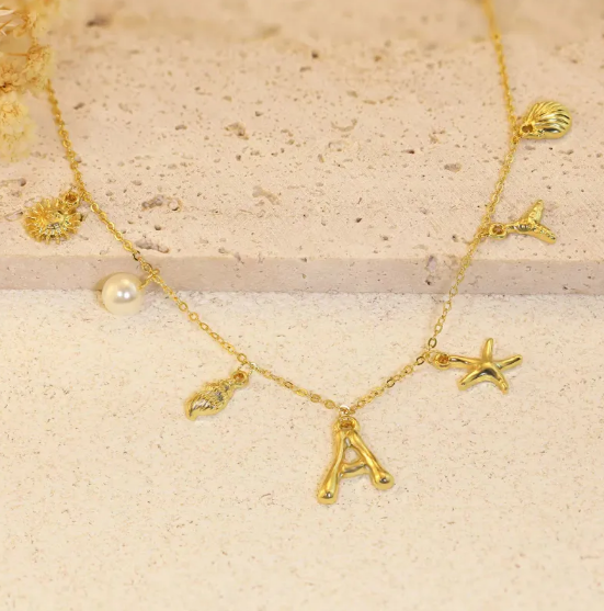Collier avec lettre en bambou, étoile de mer et coquillage