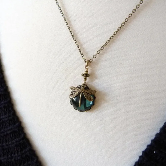 Collier Rétro Libellule Verte Cristal