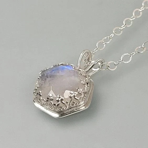 Collier vintage blanc avec cristaux