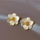 Boucles d'oreilles élégantes en pétales en or
