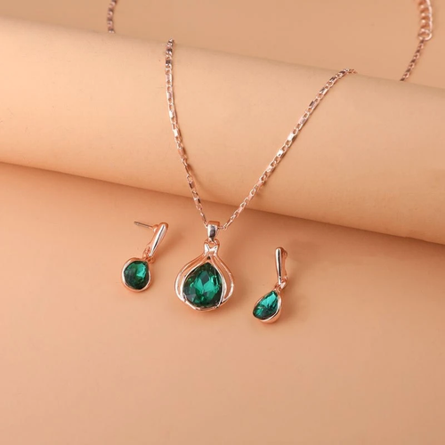 Ensemble de collier et de boucles d'oreilles en cristal vert et or