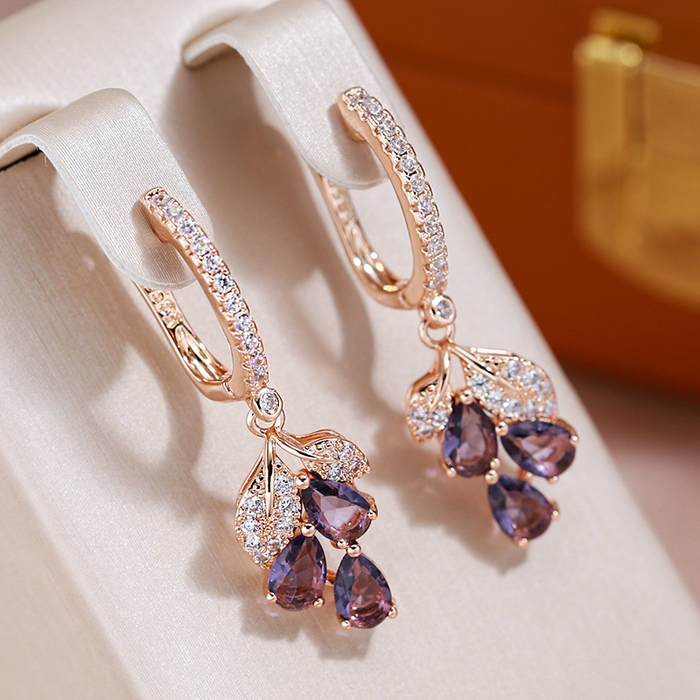 Boucles d'oreilles élégantes avec des cristaux de grenat en or