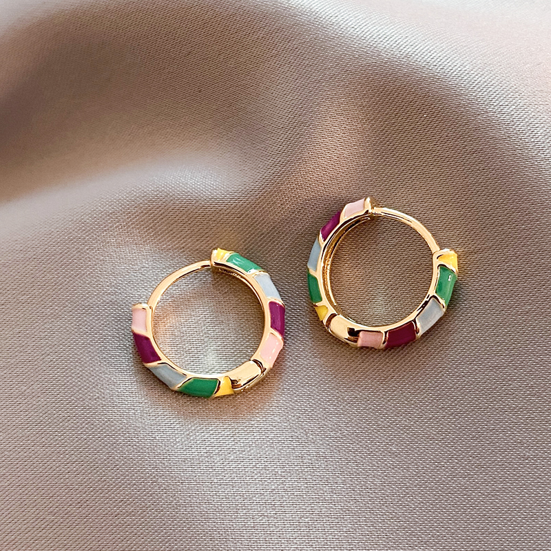 Boucles d'oreilles dorées chic en émail