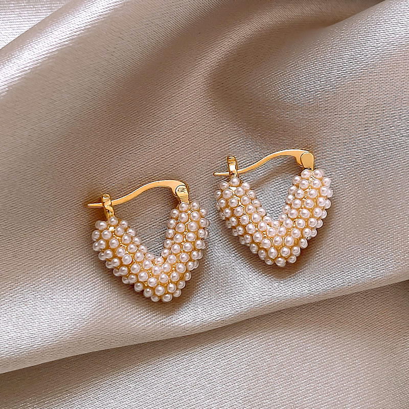 Boucles d'oreilles élégantes en forme de cœur avec des perles incrustées