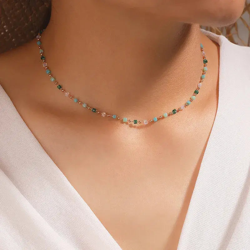 Collier avec des pierres multicolores dorées