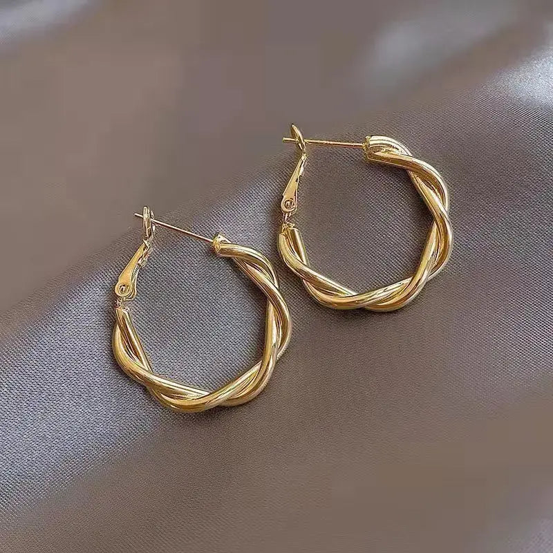 Boucles d'oreilles élégantes en or avec nœud