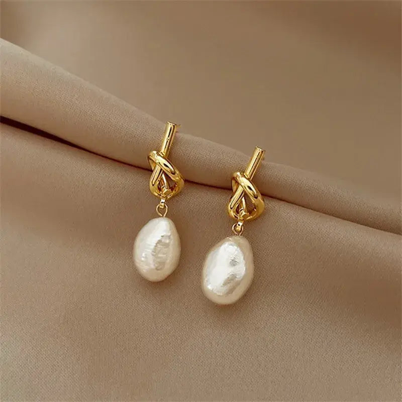 Boucles d'oreilles élégantes avec perles baroques en or