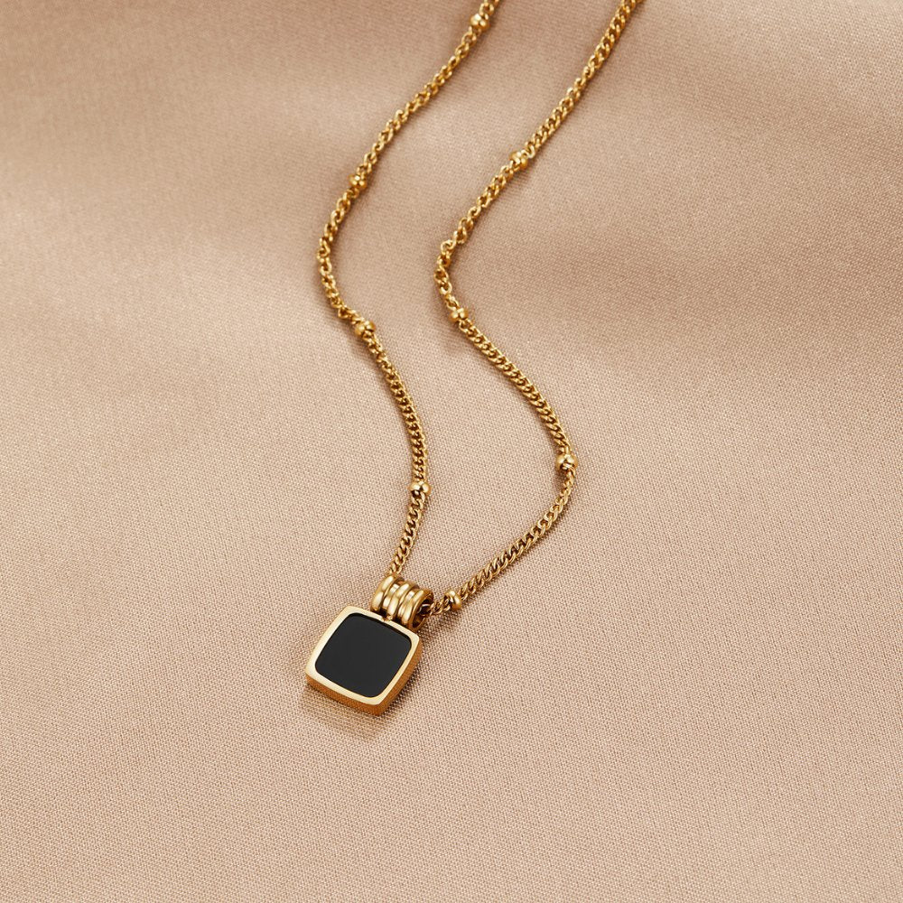 Collier avec pendentif Lucia en noir