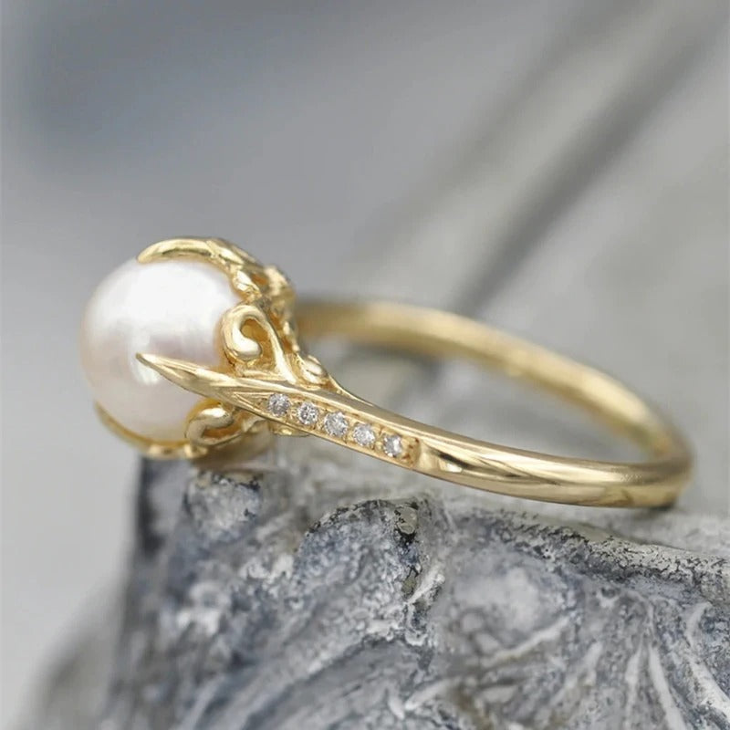 Bague vintage avec perle dorée au centre