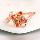 Bague avec pierre précieuse orange taillée en forme de pyramide en or rose