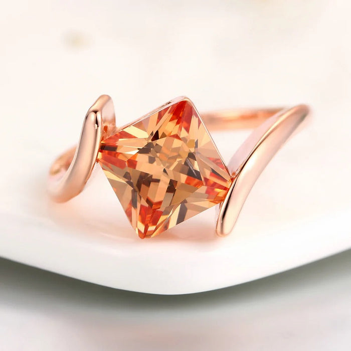 Bague avec pierre précieuse orange taillée en forme de pyramide en or rose