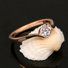 Bague vintage en or rose avec solitaire et diamants ronds