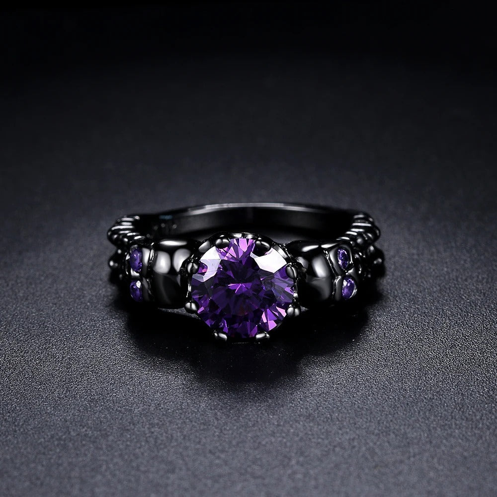 Bague vintage ronde noire avec une pierre précieuse violette