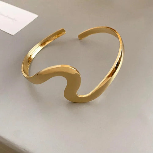 Bracelet classique ouvert avec onde dorée