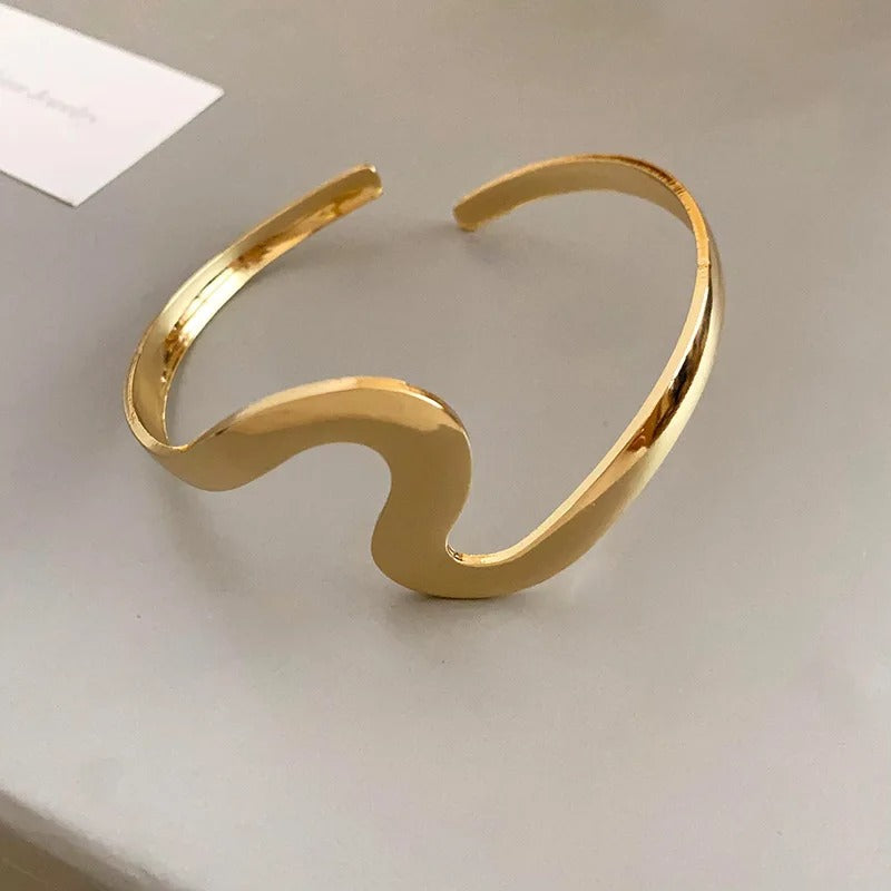 Bracelet classique ouvert avec onde dorée
