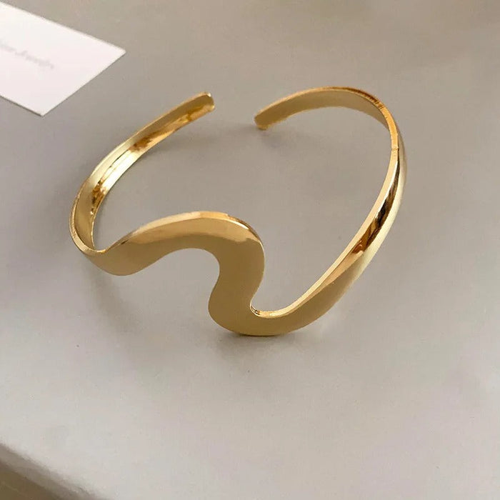 Bracelet classique ouvert avec onde dorée