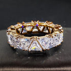 Bague vintage triangulaire avec pierres en or