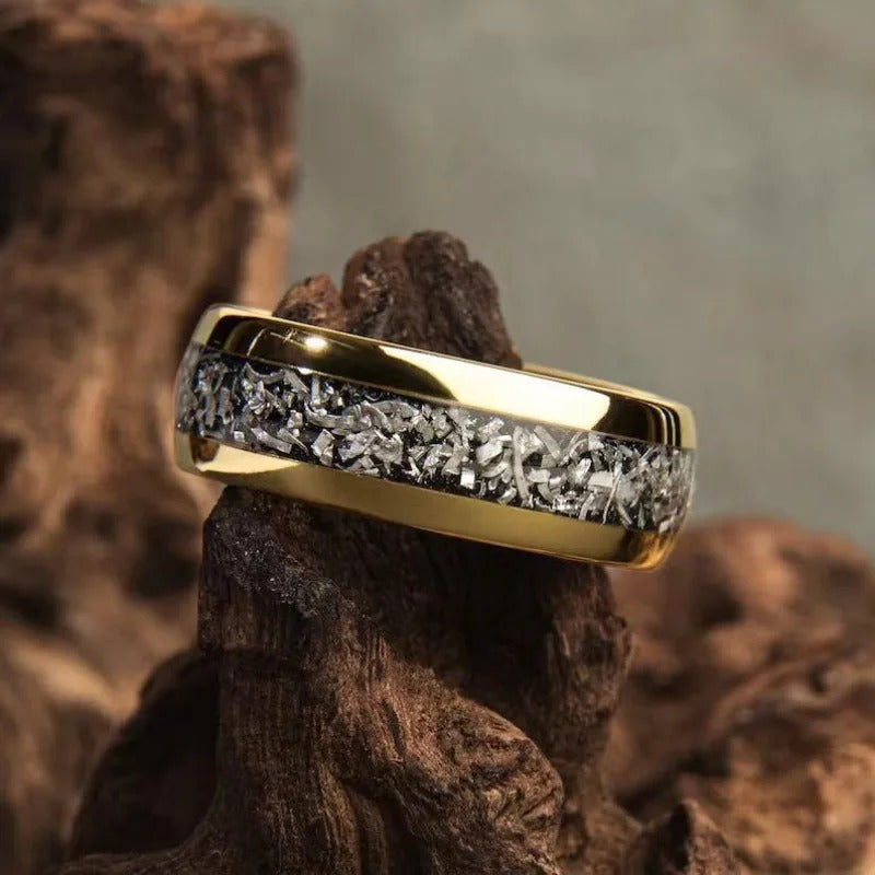 Bague avec des incrustations dorées brillantes