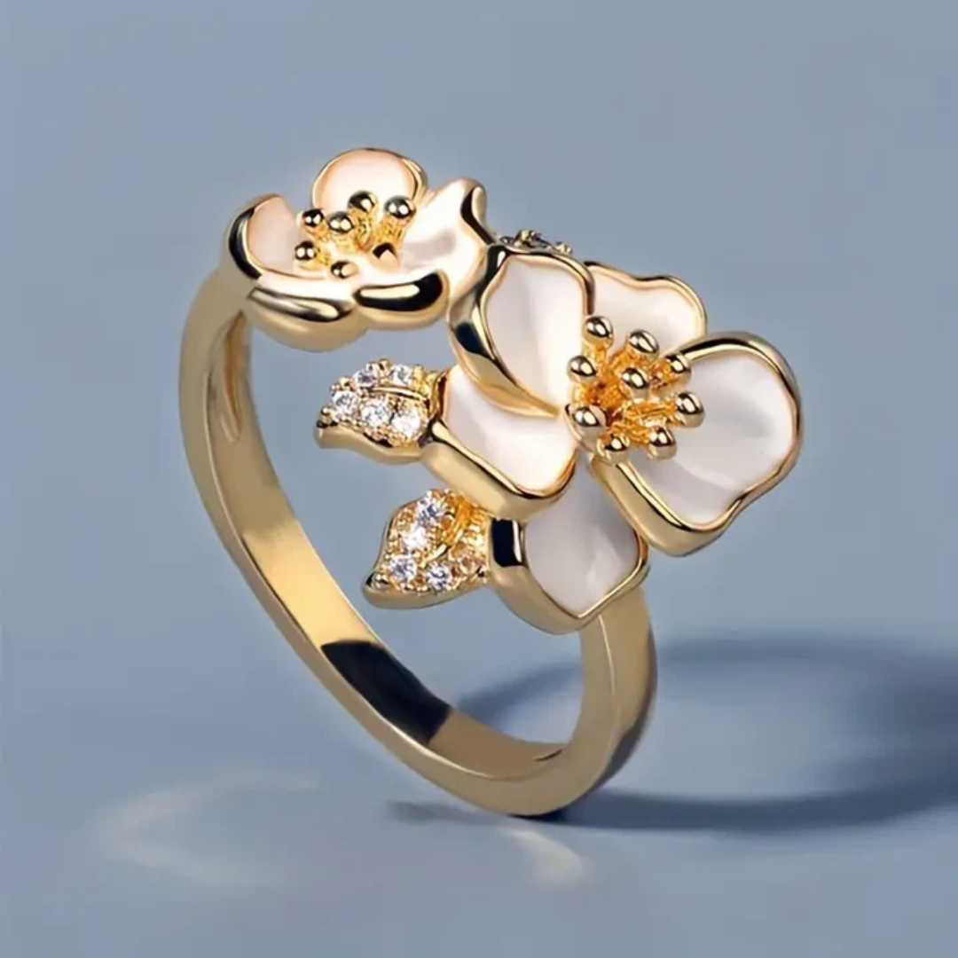 Bague en or avec fleur blanche