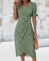 Robe à imprimé floral avec manches courtes et bouton