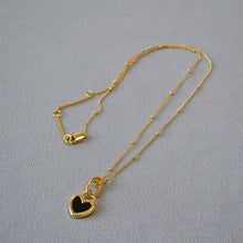 Collier avec pendentif en forme de cœur noir et blanc en or