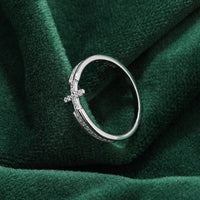 BAGUE ÉLÉGANTE AVEC CRUCIFIXE ET PIERRES DE ZIRCONIUM