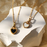 Collier avec pendentif en forme de cœur noir et blanc en or