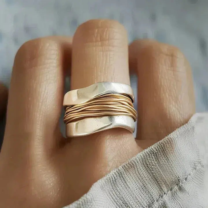 Bague Argentée avec Fils Dorés