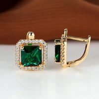 Boucles d'oreilles dorées avec zircon vert carré