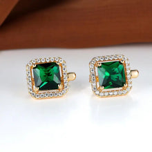 Boucles d'oreilles dorées avec zircon vert carré