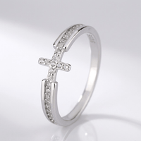 BAGUE ÉLÉGANTE AVEC CRUCIFIXE ET PIERRES DE ZIRCON