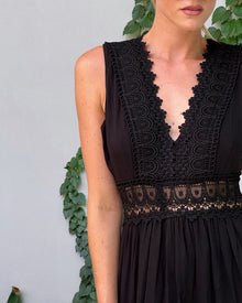 Robe débardeur col V en dentelle