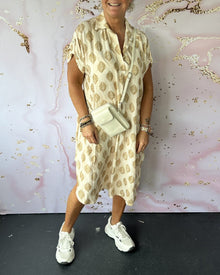 Robe ample à revers et manches courtes