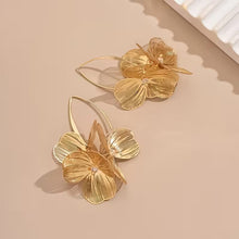 Boucles d'oreilles élégantes avec des fleurs dorées
