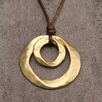 Collier avec pendentif circulaire géométrique irrégulier