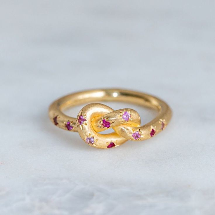 Bague vintage rose avec nœud céleste doré