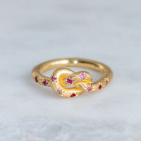 Bague vintage rose avec nœud céleste doré