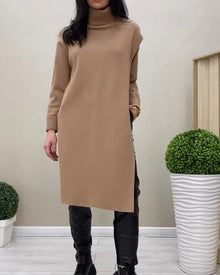 Robe pull à col roulé et fente latérale