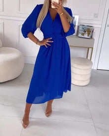 Robe à col en V de couleur unie à la taille