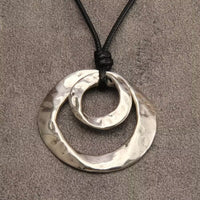 Collier avec pendentif circulaire géométrique irrégulier
